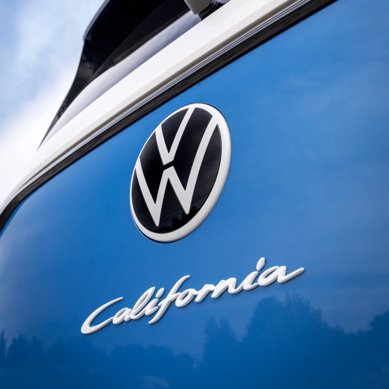 VW- och California-emblem på en ID. California Cruise