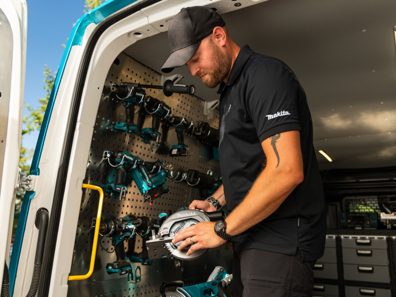 Mikael Hägglund står i en VW Crafter och håller i en cirkelsåg från Makita