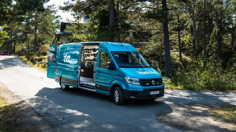 En VW Crafter folierad med Makita emblem 
