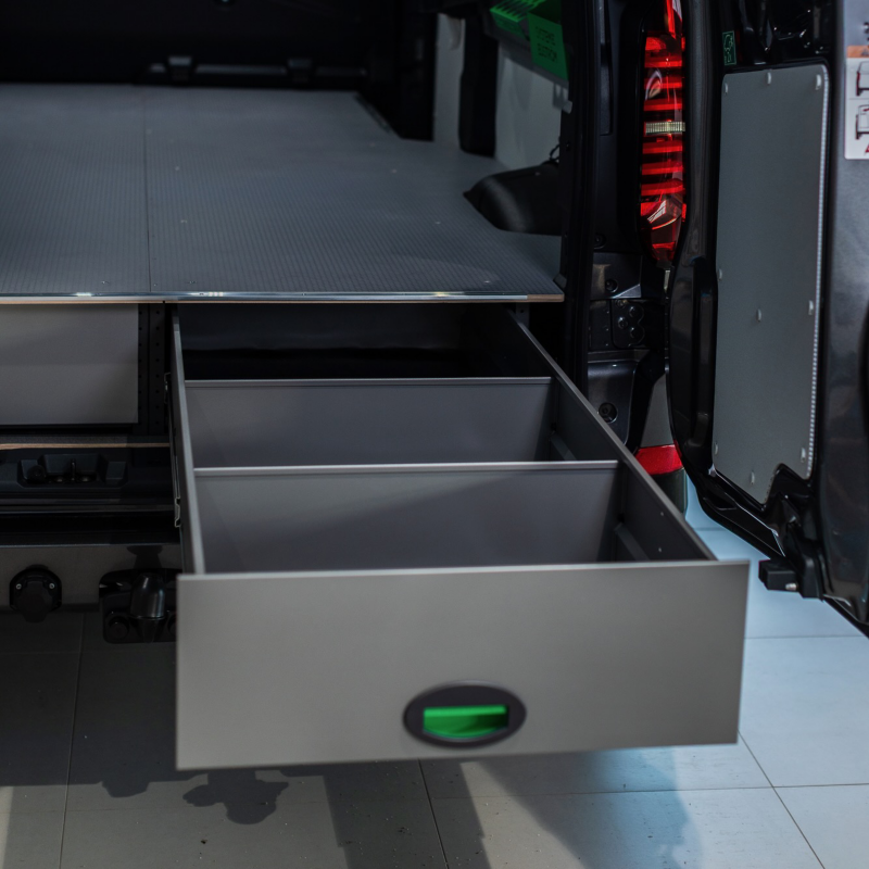 Utdragbar låda i en serviceinredd VW Transporter