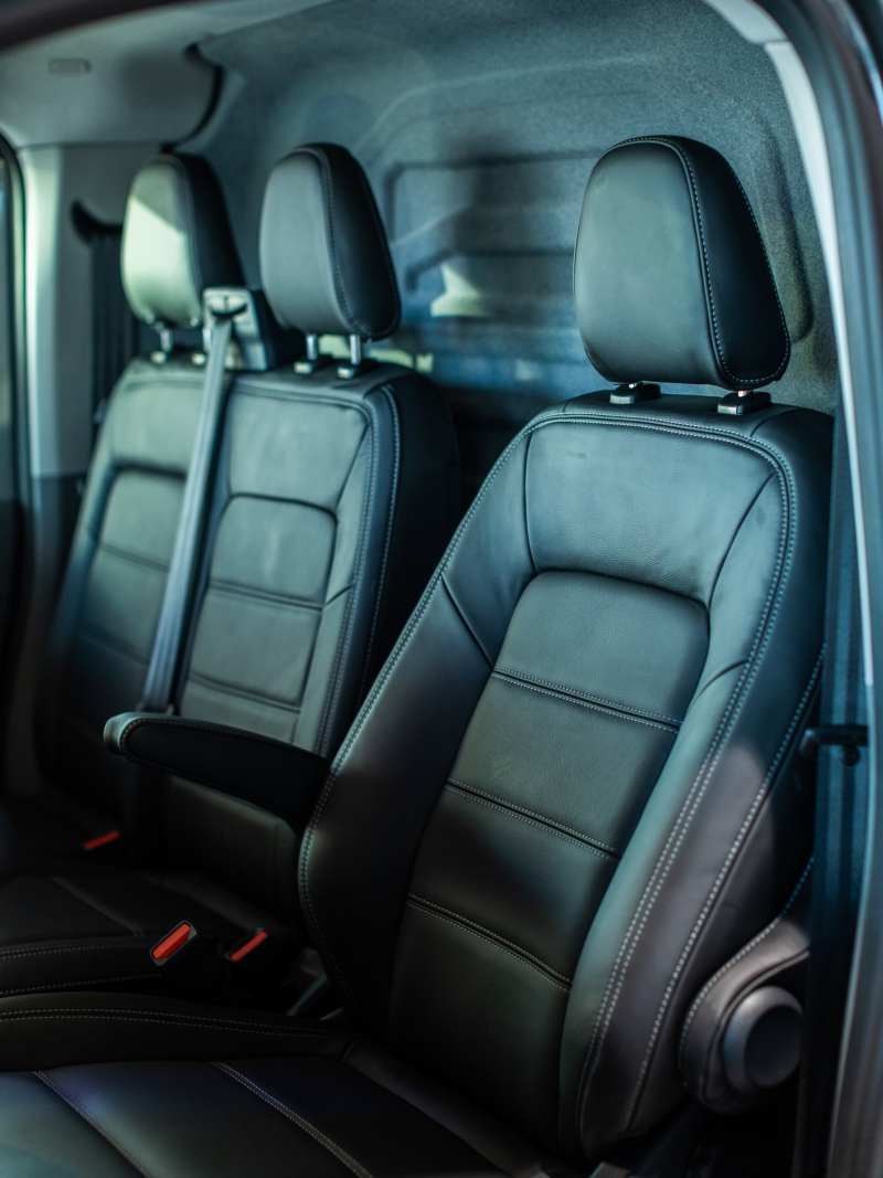 Närbild på lädersäten på en specialinredd VW Transporter T7