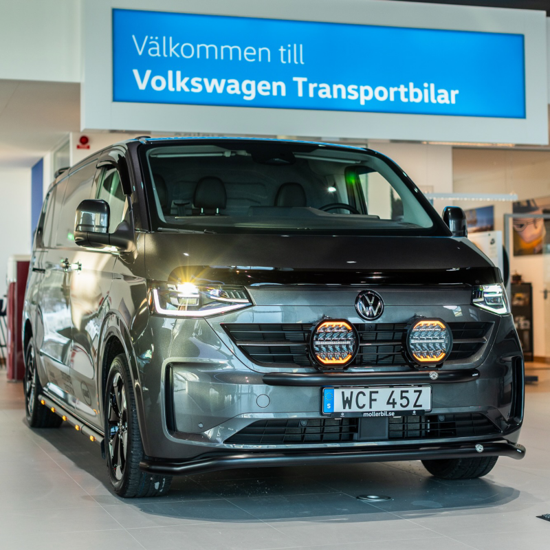 En specialinredd VW Transporter T7 sedd framifrån
