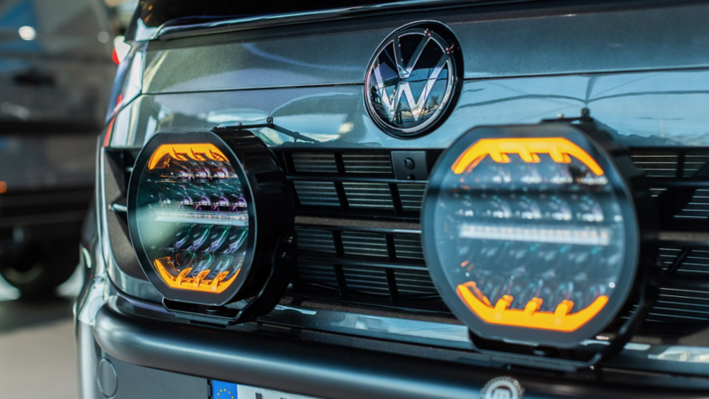 Närbild på extraljus på en specialinredd VW Transporter T7