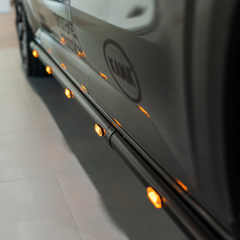 Extraljus på en specialinredd VW Transporter T7. Närbild på sidoljusen.