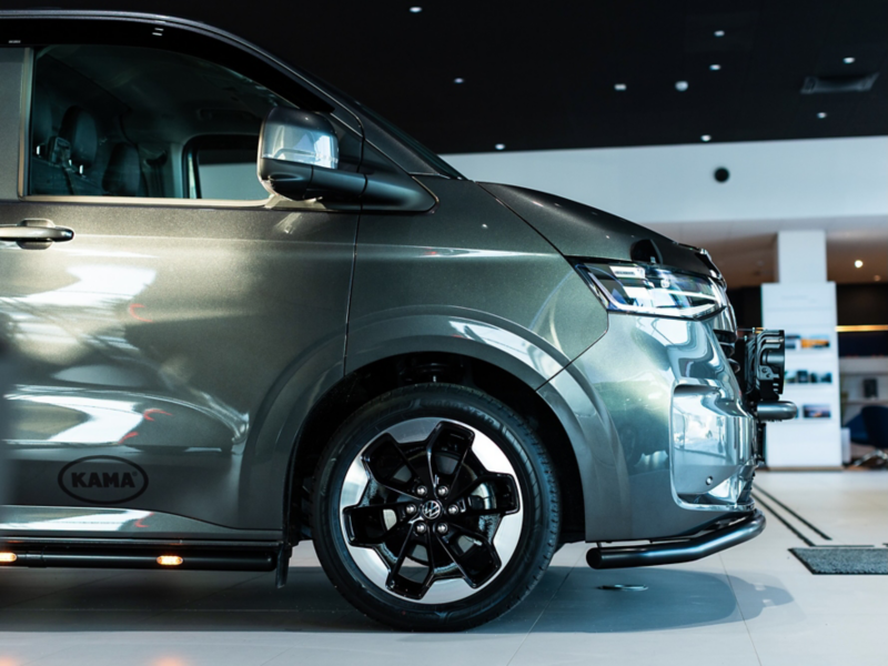 En specialanpassad VW Transporter T7 sedd från sidan