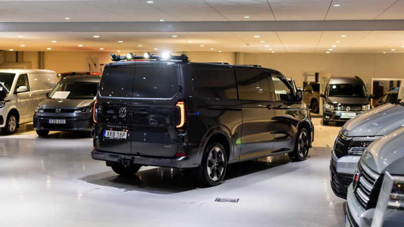 En specialinredd VW Transporter T7 fotograferad bakifrån