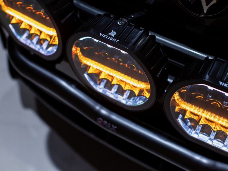 Närbild på extraljus på en specialinredd VW Transporter T7