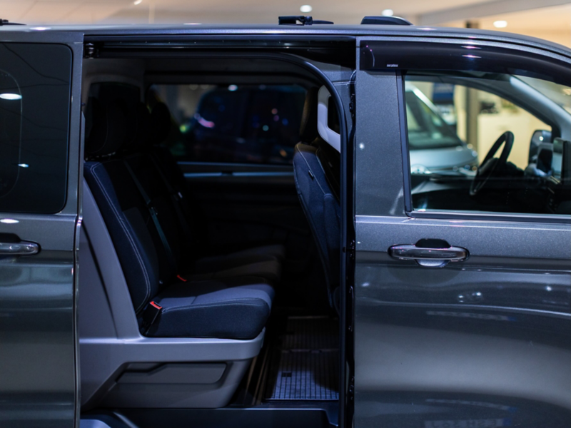 En titt in i baksätet på en specialinredd VW Transporter T7