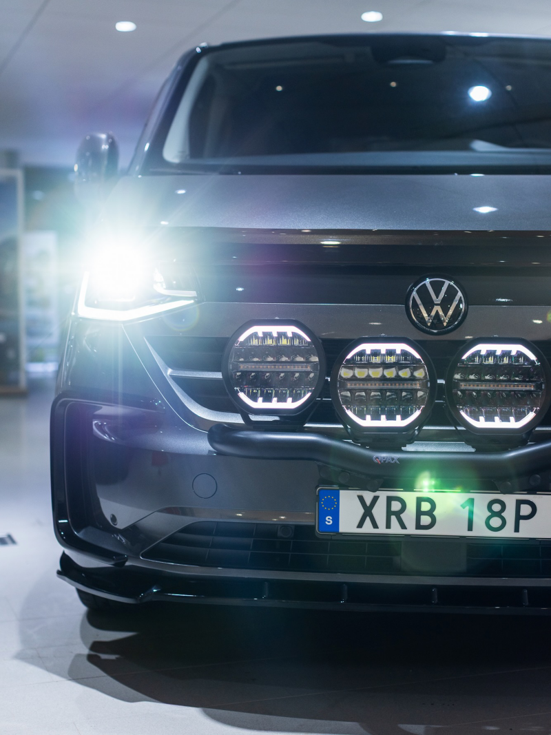 Extraljus på en specialinredd VW Transporter T7 sedd framifrån