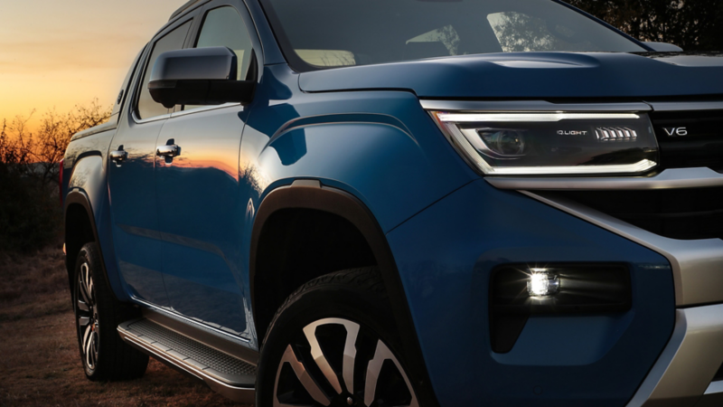 Närbild på en blå VW Amarok Aventura pickup