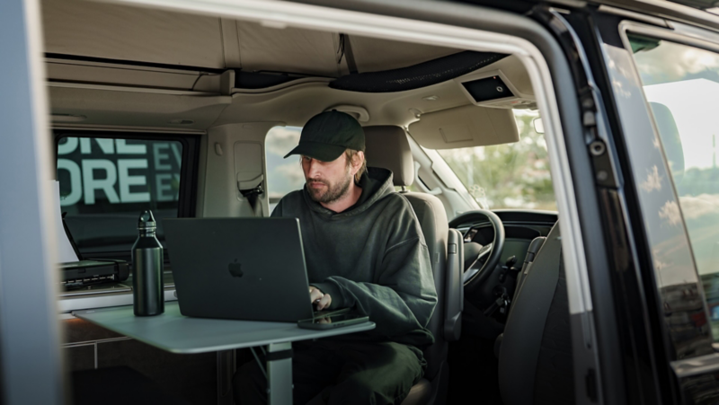 Anders Claesson från företaget One More sitter i sin VW California 6.1