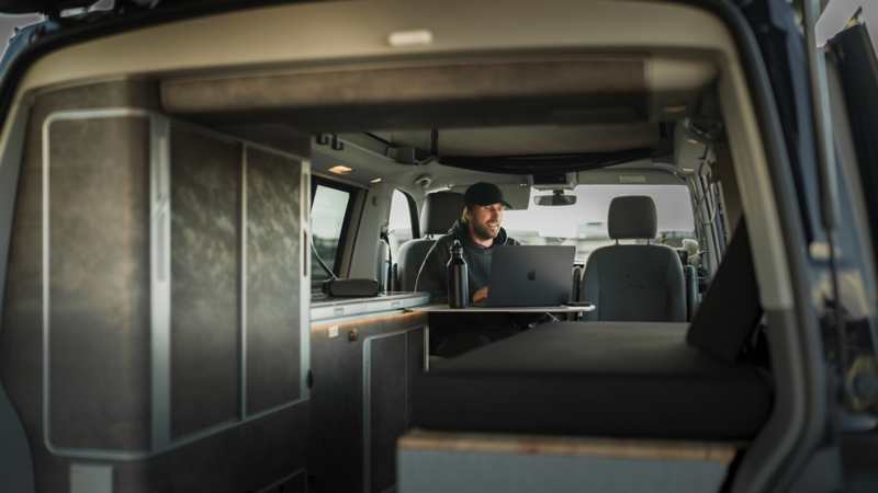Anders Claesson från företaget One More sitter i sin VW California 6.1