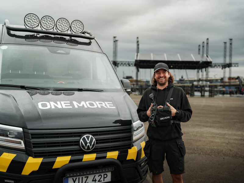 Hampus Lindholm, vd på företaget One More, står bredvid sin VW Crafter