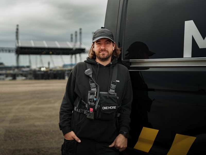 Hampus Lindholm, vd på företaget One More, står bredvid sin VW Crafter