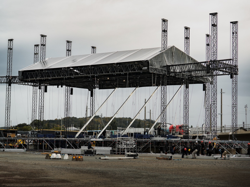 Ett bygge av tak till ett event från One More