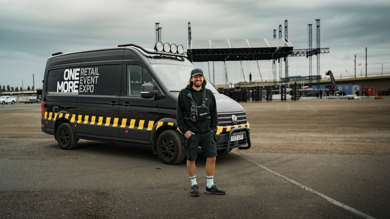 Hampus Lindholm, vd på företaget One More, står framför sin VW Crafter