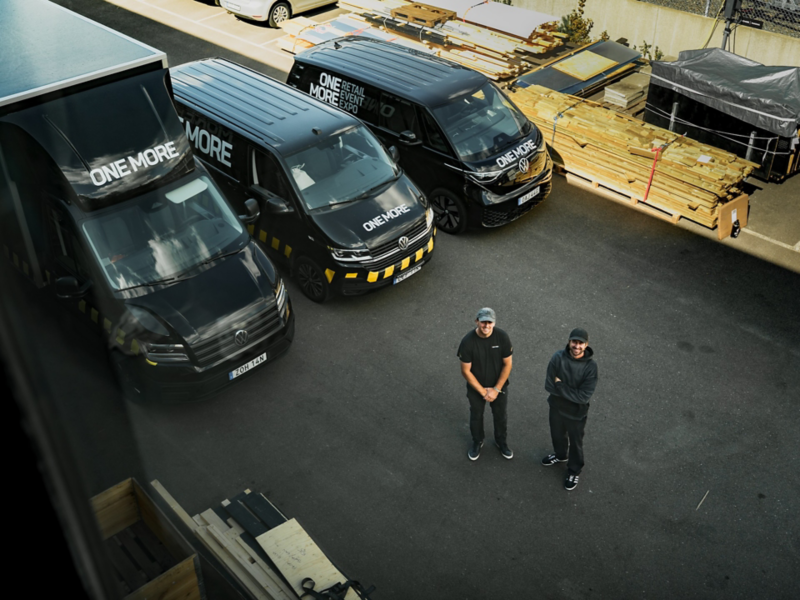 Tobias Ljunghager och Anders Claesson från OneMore står framför sin vagnpark från Volkswagen Transportbilar