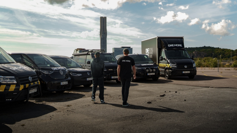 Två personer från företaget One More går bredvid sin vagnpark från Volkswagen Transportbilar