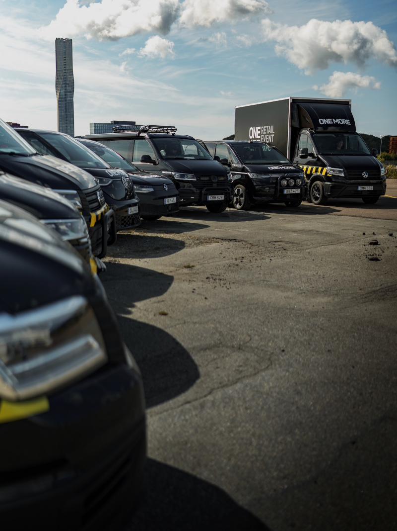 Företaget OneMores vagnpark från Volkswagen Transportbilar står uppställda