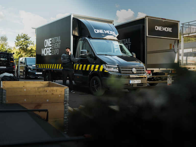 Anders Claesson från One More står bredvid en VW Crafter Volymax