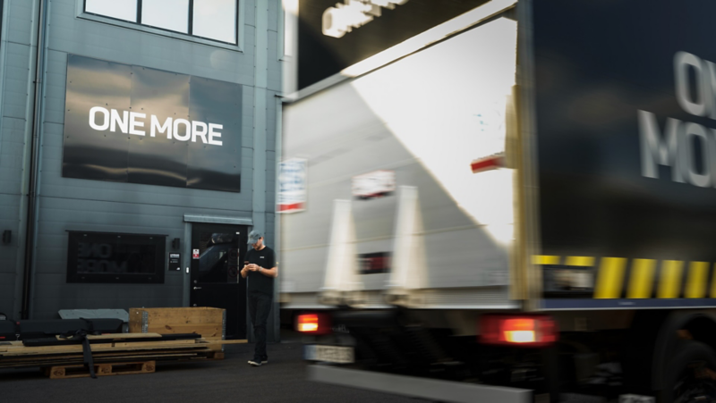 Företaget One Mores lager och produktionslokal. Utanför står en VW Crafter Volymax med bakgavellyft