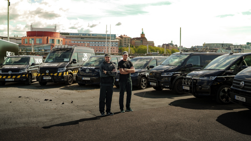 Tobias Ljunghager och Anders Claesson från OneMore står framför sin vagnpark från Volkswagen Transportbilar