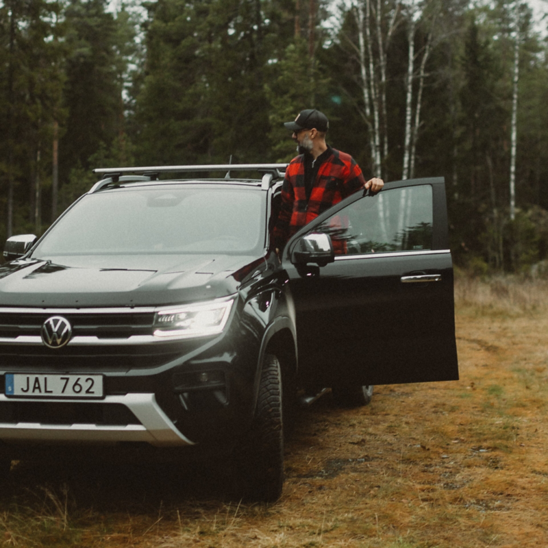 Oskar Snickrar står i dörröppningen till sin VW Amarok