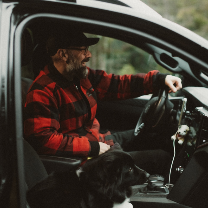 Oskar Snickrar sitter i sin VW Amarok tillsammans med sin hund