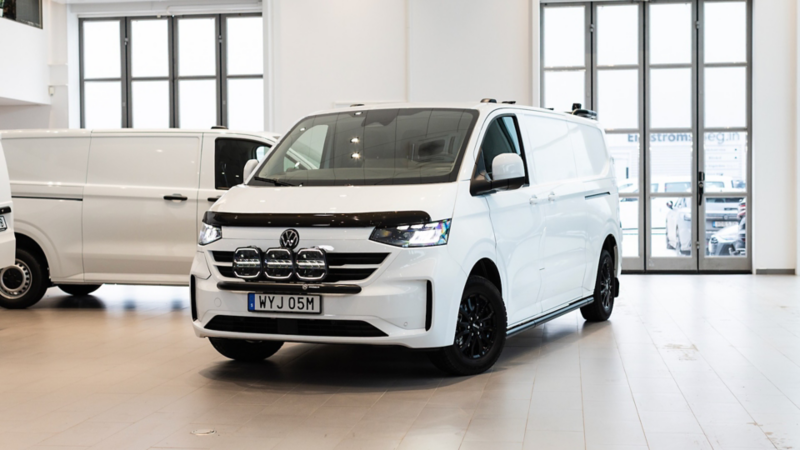 En vit specialutrustad VW e-Transporter
