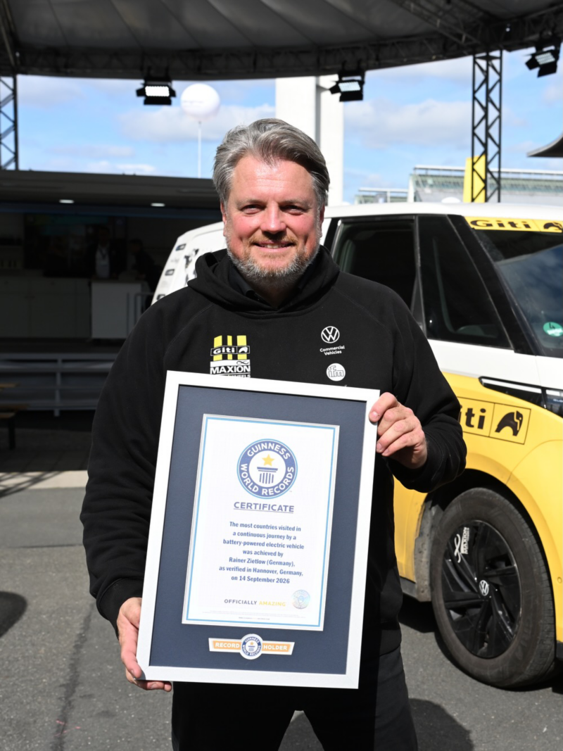 Rainer Zietlow håller i ett diplom från Guinness World Records
