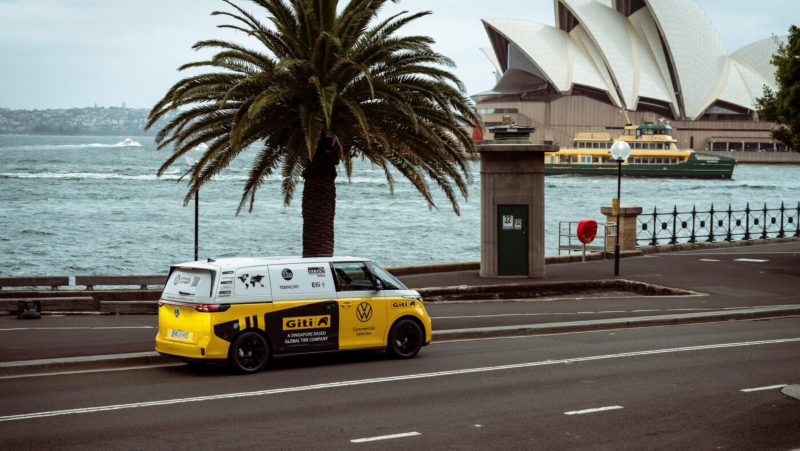 En ID. Buzz kör längs havet i Australien