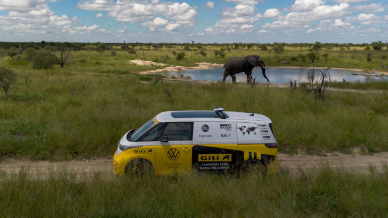 En ID. Buzz kör förbi elefanter i Botswana