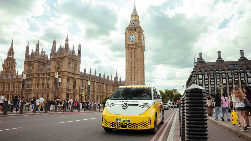 En ID. Buzz kör framför Big Ben i London 