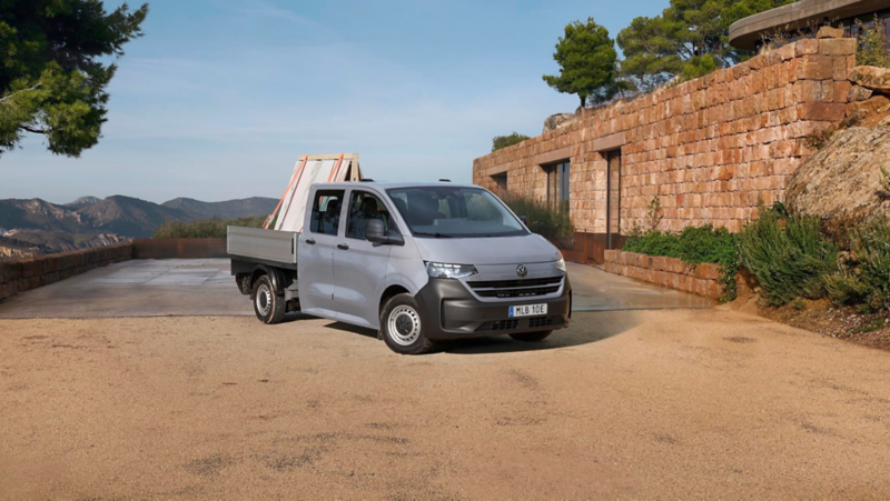 En grå VW Transporter Pickup dubbelhytt står parkerad