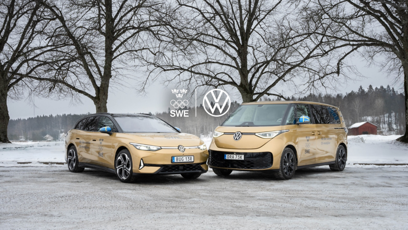 Två guldfolierade Volkswagen. En ID.7 och en ID. Buzz med en VW + SOK logotyp.
