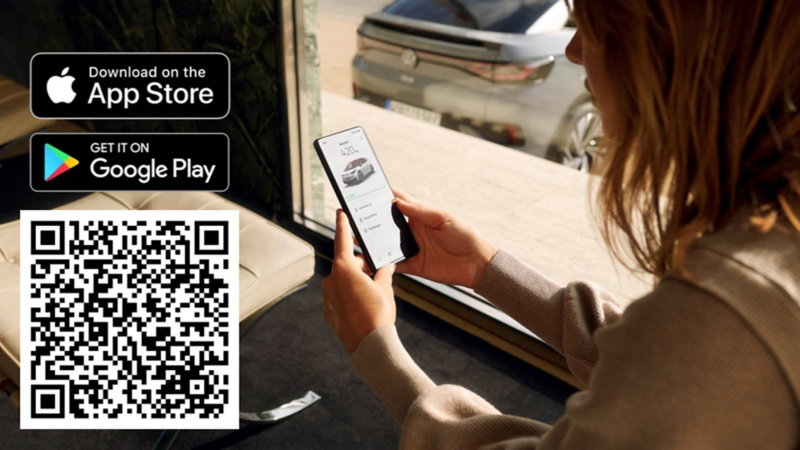 Vrouw kijkt naar de Volswagen app op haar telefoon, op foto is een qr code geplakt