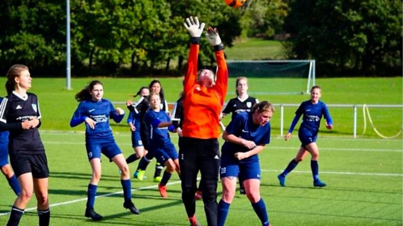 Torhüterin fängt den Ball