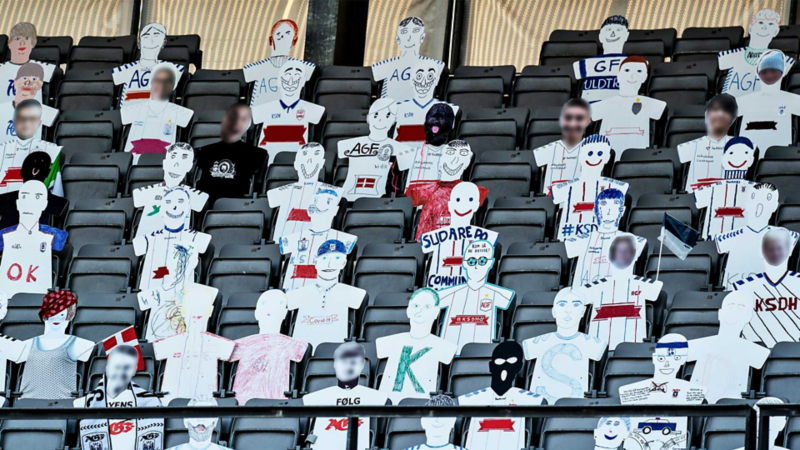 Zuschauer aus Pappe auf einer Tribüne