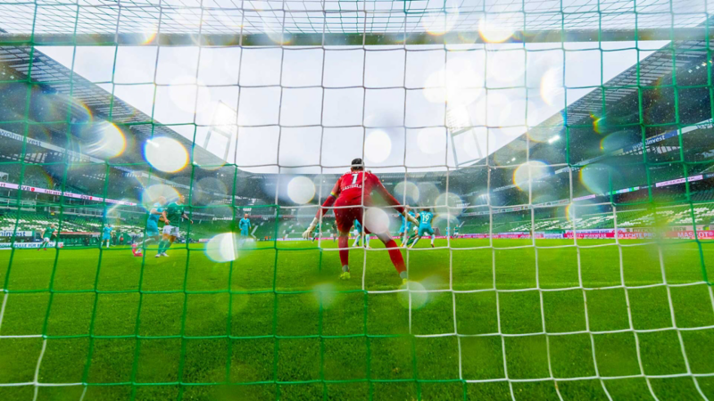 Fußballtor im Regen