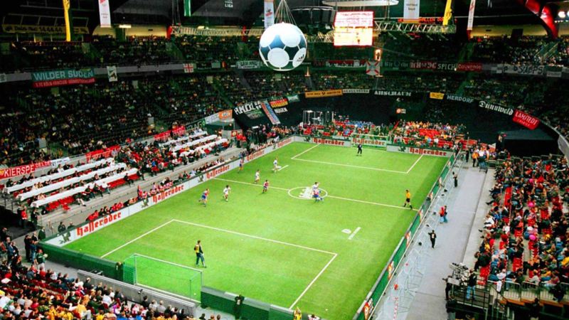 Halbfinale des DFB-Hallenmasters 2001 zwischen SpVgg Unterhaching und Energie Cottbus