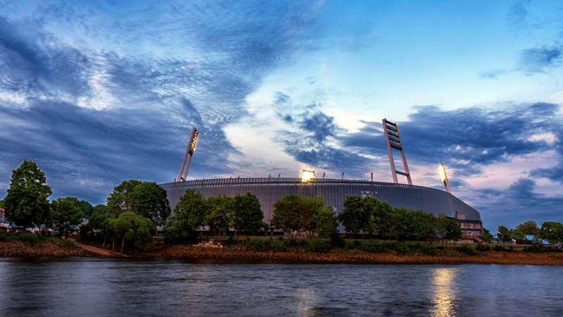 Ein Fußballstadion von Außen