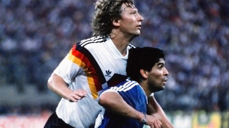 Guido Buchwald und Diego Maradona im Duell