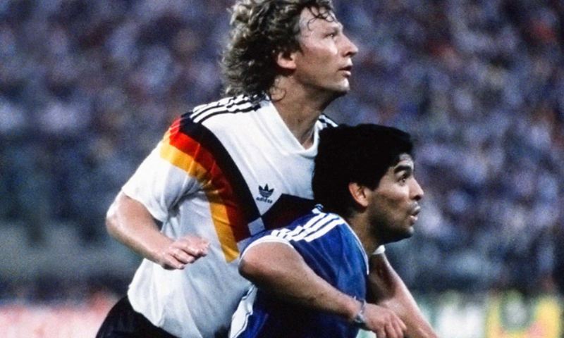 Guido Buchwald und Diego Maradona im Duell