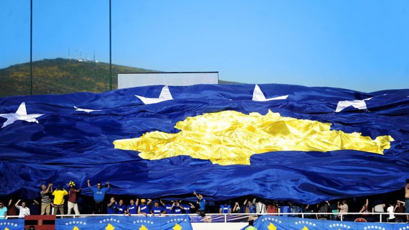 Fans hissen Kosovo-Flagge im Stadion