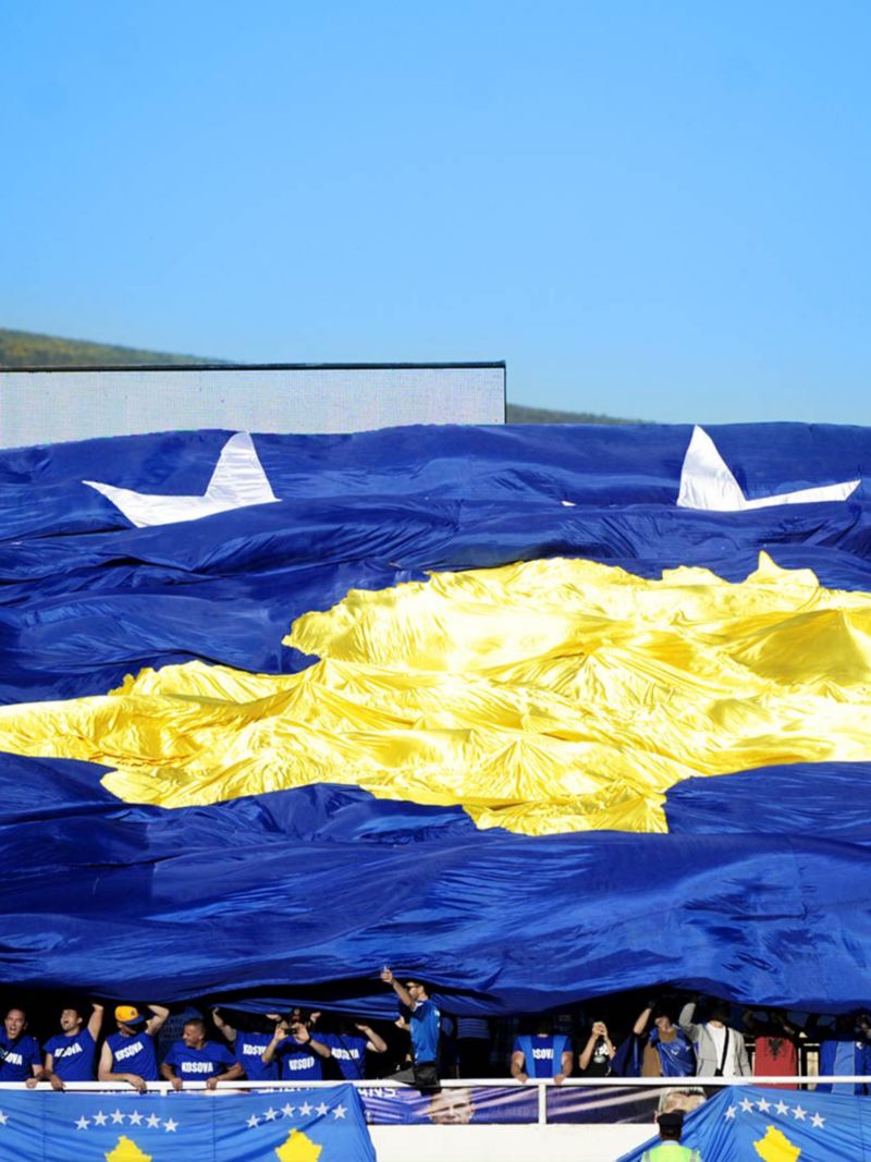 Fans hissen Kosovo-Flagge im Stadion