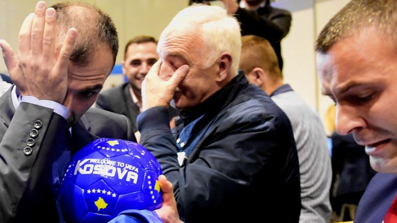 Die kosovarische Delegation ist den Tränen nahe