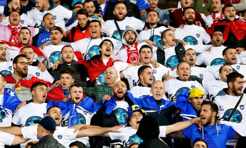 Kosovo Fans im Stadion Arm in Arm
