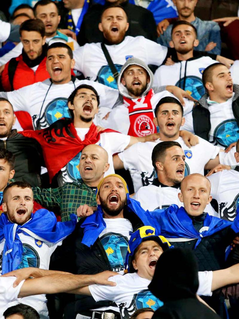 Kosovo Fans im Stadion Arm in Arm