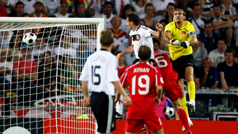 Miroslav Klose beim Kopfball