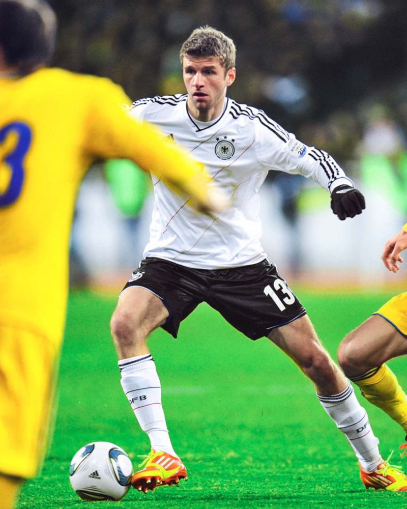 Thomas Müller gegen 3 ukrainische Spieler